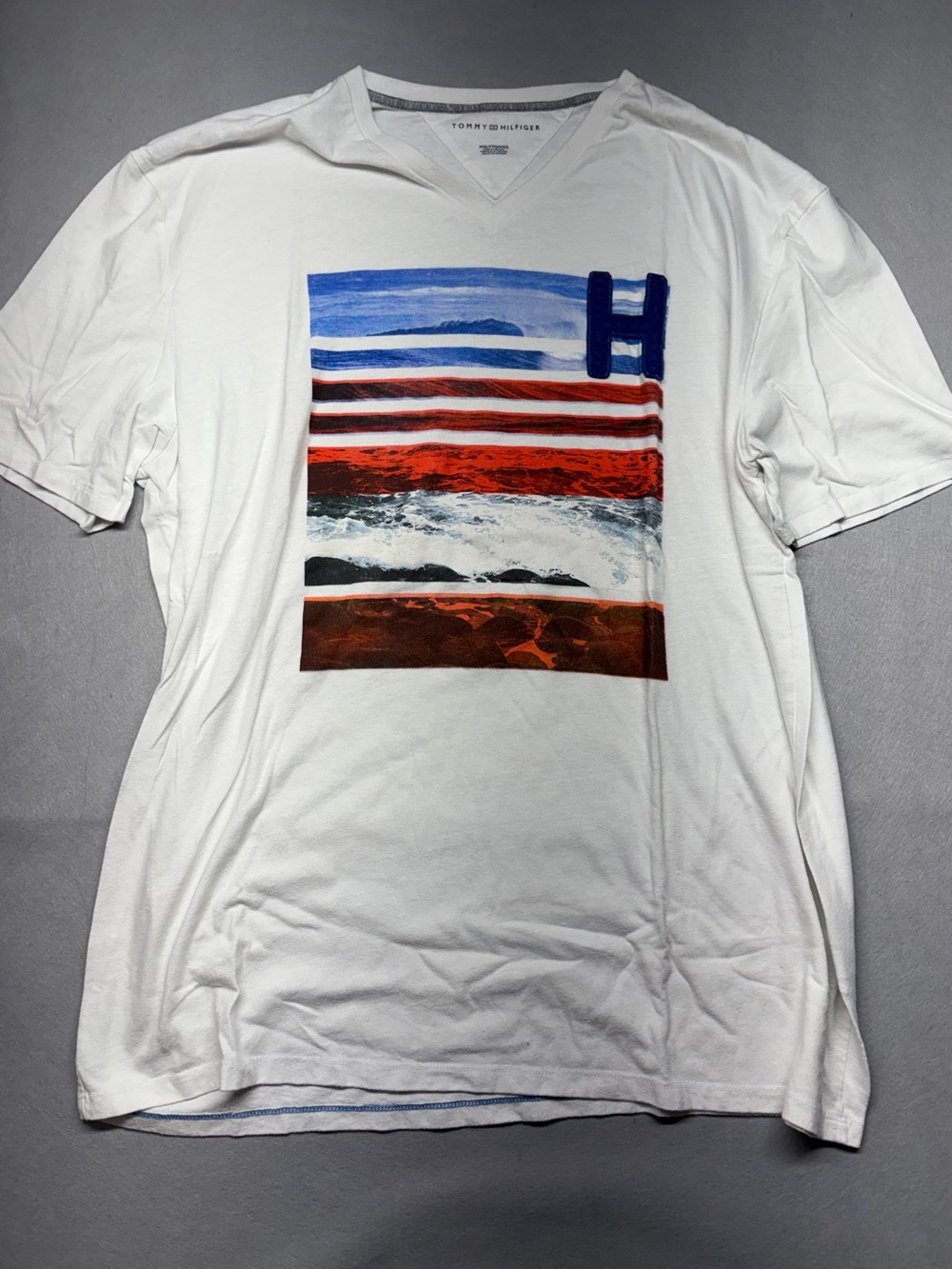 Tommy Hilfiger Men’s XXL White Short Sleeve V-Neck Tee - Ocean Beach theme